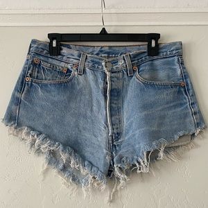 Vintage Levi’s cut off booty shorts